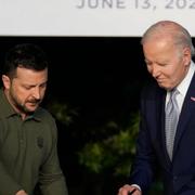 Joe Biden och Volodymyr Zelenskyj skriver under säkerhetspakten under G7-toppmötet i Savelletri, Italien, den 13 juni 2024.