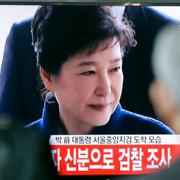 Tv-bilder visar Park Geun-Hye. 