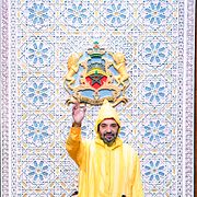 Kung Mohammed VI vinkar i samband med det marockanska  parlamentets öppnande 2022.