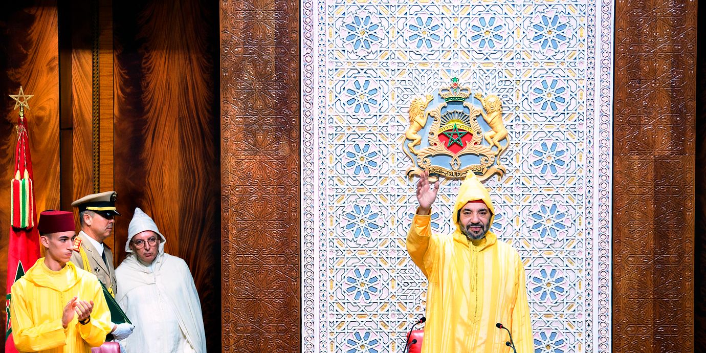 Kung Mohammed VI vinkar i samband med det marockanska  parlamentets öppnande 2022.