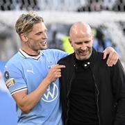 Malmös Jens Stryger Larsen firar med tränaren Henrik Rydström efter matchen.