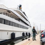 Spansk polis utanför en rysk oligarks yacht på Mallorca.