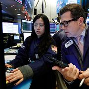 Investerarna Vera Liu och James Matthews på New York Stock Exchange. Arkivbild.