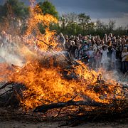Valborgselden brinner på gamla helikopterplattan i Västra Hamnen med Turning Torso i bakgrunden i Malmö 2025.