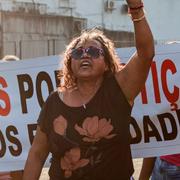 Släktingar, boende och aktivister protesterar mot polisens agerande när de dödade minst 14 personer i Sao Paulo i Brasilien.