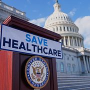 Ett podium förbereds inför en presskonferens där demokrater kommenterar striden om sjukvårdsfinansiering på trappan till representanthuset på Capitol Hill, 12 november 2025.