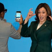 Kamala Harris tar en selfie med komikern DL Hughley vid ett event förra veckan.