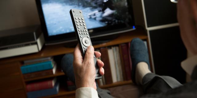  En pensionär håller i en fjärrkontroll till sin tv  FREDRIK SANDBERG / TT