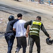 Marockanska säkerhetsstyrkor griper en man som försökt ta sig över till Ceuta.