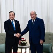 Italiens premiärminister Mario Draghi och Algeriets Abdelmadjid Tebboune skakar hand i april efter en gasöverenskommelse. 