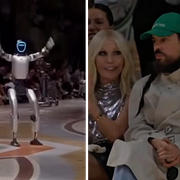 Miuccia Prada och Alessandro Michele med likgiltiga ansiktsuttryck.