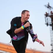 Coldplay med sångaren Chris Martin spelar på Ullevi på lördagskvällen.