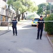 Poliser vid brottsplatsen. 