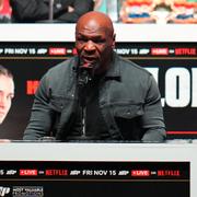 Mike Tyson på presskonferensen innan matchen