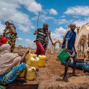 Människor hämtar vatten i Garissa County, Kenya (2021).