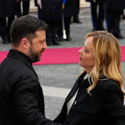 Meloni tillsammans med Ukrainas president Volodymyr Zelenskyj. 