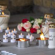 Ljus och blommor i porten efter att en 15-årig pojke sköts ihjäl under onsdagskväll på Rosengård i Malmö.