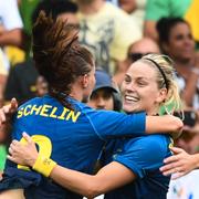 Sveriges Lotta Schelin och Lisa Dahlkvist kramas efter att ha gått vidare till final efter straffar mot Brasilien vid sommar-OS förra året.