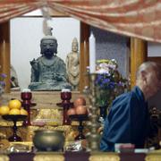 Bodhisattva-statyn på sin plats i det japanska templet.