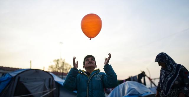 En pojke i ett flyktingläger nära den grekisk-makedonska gränsen, 2016. BULENT KILIC / AFP
