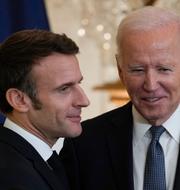 Emmanuel Macron och Joe Biden. Susan Walsh / AP