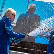 Richard Branson sprutar champagne på Beth Moses efter flighten. 