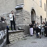 Jonatan Alfvén utanför Stockholms tingsrätt den 19 augusti.