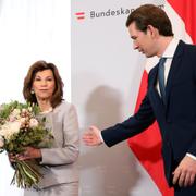 Österrikes tidigare kansler Brigitte Bierlein överräcker blommor till Sebastian Kurz. 