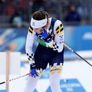 Ebba Andersson går i mål på andra sträckan.