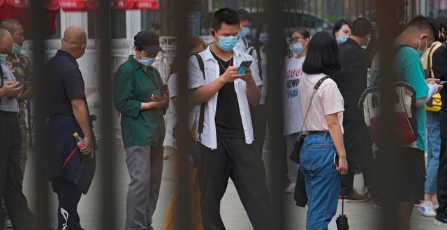 Människor väntar på sin tur att bli vaccinerade i Peking i Kina. Andy Wong / TT NYHETSBYRÅN