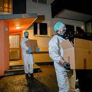 Polisens kriminaltekniker på plats i de misstänktas bostad.