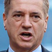 Sloveniens liberale premiärminister Robert Golob och högerutmanaren Janez Jansa, när han röstade i morse.