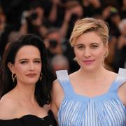 Jurymedlemmarna Lily Gladstone, Eva Green, ordföranden Greta Gerwig, Nadine Labaki och Ebru Ceylan vid invigningen av filmfestivalen i Cannes den 14 maj 2024.