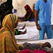 En kvinna och hennes undernärda barn på ett sjukhus i Baidoa i början av augusti.