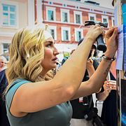 Kristdemokraternas partiledare Ebba Busch (KD) spikar upp ett plakat i Visby på måndagen.