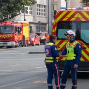 Räddningsarbetare utanför Gambettaskolan i Arras. 