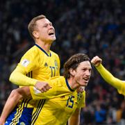 Sveriges Viktor Claesson, Gustav Svensson och Emil Forsberg jublar efter slutsignalen i måndagens VM-kval.