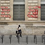 Kvinna i Paris på onsdagen.