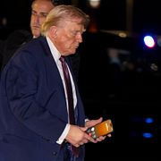 Trump med sin telefon.