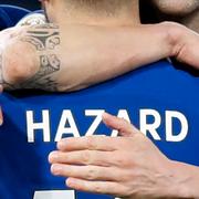 Lagkamraterna kramar om Hazard efter 30–0-målet.