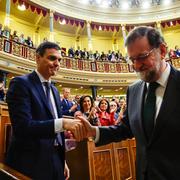 Spaniens nye premiärminister Pedro Sanchez skakar hand med Mariano Rajoy efter misstroendeomröstningen.