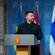 Oslo 20261020. 
Ukrainas President Volodymyr Zelenskyj, statsminister Jonas Gahr Støre och Finlands president Alexander Stubb under en pressekonferens efter fredssamtalen i Olso.