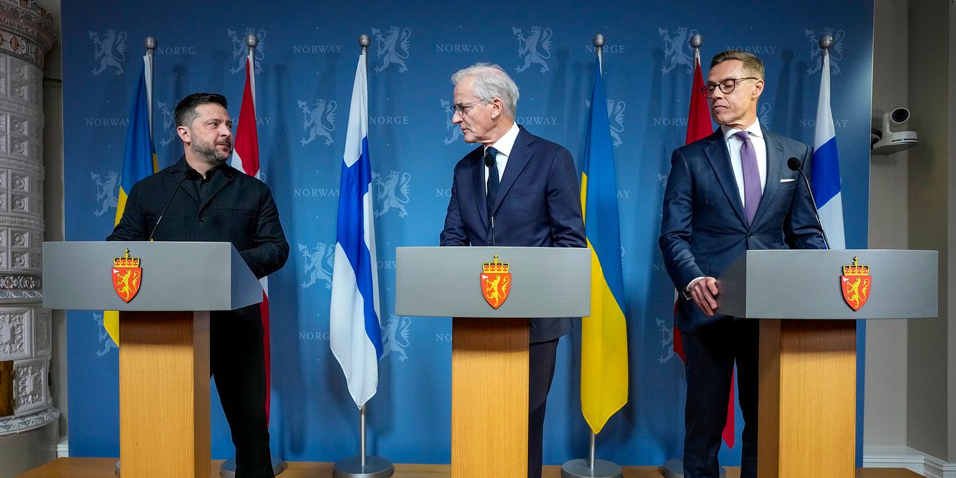 Oslo 20261020. 
Ukrainas President Volodymyr Zelenskyj, statsminister Jonas Gahr Støre och Finlands president Alexander Stubb under en pressekonferens efter fredssamtalen i Olso.