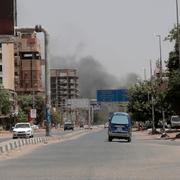 Rök stiger från en stadsdel i Sudans huvudstad Khartoum. 