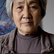Arkivbild: Zhang Xianling i sitt hem i Beijing i april 2014 med ett foto av sonen Wang Nan som dödades av militären på Himmelska fridens torg den 4 juni 1989.