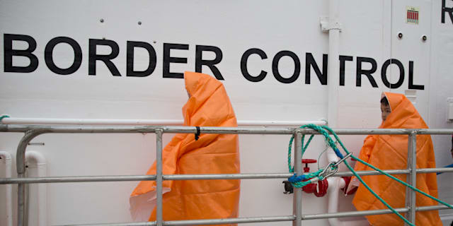 Arkivfoto. Två barn omhändertagna av EU:s gränsenhet Frontex. Petros Giannakouris / AP