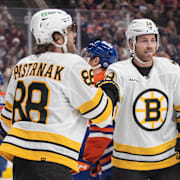 Boston Bruins David Pastrnak och Elias Lindholm firar ett av målen.