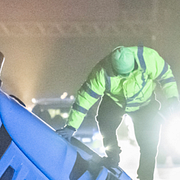 Vågor i Göteborg, en trafikolycka i Ängelholm, inställda tågavgångar och nedfallna träd – allt i stormen Daves spår.