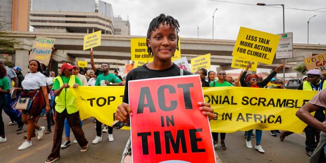 Aktivisten Vanessa Nakate från Uganda protesterar utanför mötet. Brian Inganga / AP