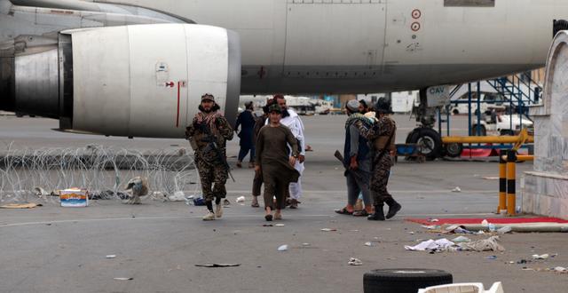 Talibaner på flygplatsen i Kabul efter att den amerikanska militären lämnat den 31 augusti. Khwaja Tawfiq Sediqi / TT NYHETSBYRÅN